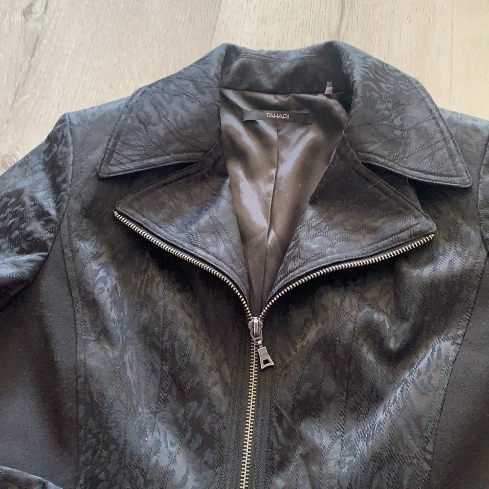 Tahari moto black blazer jacket textured animal print sz 4 zipper classic‎
